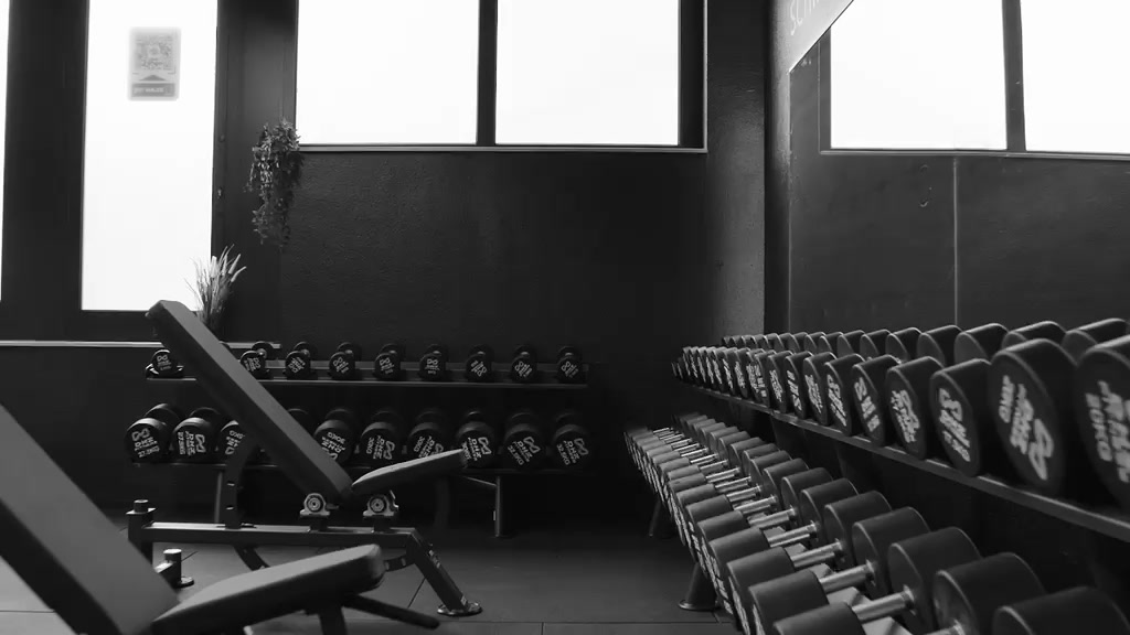 Kurzhantel-Rack und Trainingsbänke im Studio